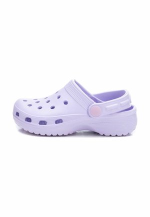 Zueco de plástico de color púrpura claro con un diseño de slip-on, punta redondeada, orificios de ventilación y una correa trasera con un botón rosa. Suela texturizada.