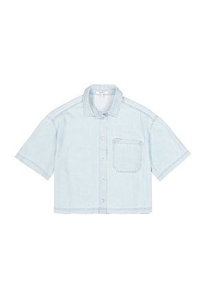 Camisa corta de mezclilla en azul claro, mangas cortas, cierre frontal con botones, cuello clásico, bolsillo único en el pecho izquierdo, rematada con costuras a contraste.