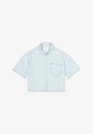 Camisa corta de mezclilla en azul claro, mangas cortas, cierre frontal con botones, cuello clásico, bolsillo único en el pecho izquierdo, rematada con costuras a contraste.