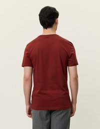 Bordo kokvilnas T-krekls ar īsām piedurknēm un apaļu kakla izgriezumu, gluda tekstūra un bez izteiktām rakstu zīmēm, skatīts no aizmugures.