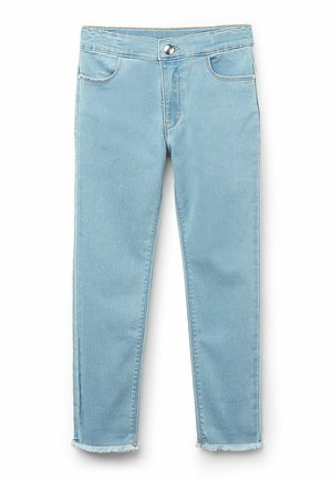 Jean en denim bleu clair avec une coupe slim, comprenant cinq poches, une fermeture à bouton à l'avant et des bords effilochés. Texture lisse avec une finition délavée.