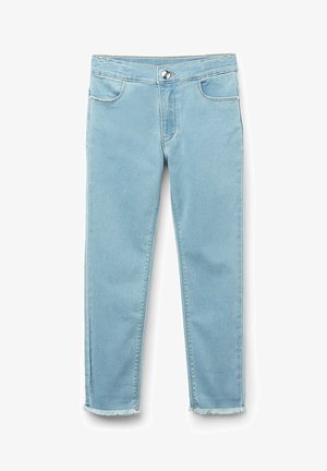 Jean en denim bleu clair avec une coupe slim, comprenant cinq poches, une fermeture à bouton à l'avant et des bords effilochés. Texture lisse avec une finition délavée.