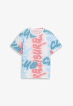 Biała koszulka z krótkim rękawem z abstrakcyjnymi wzorami tekstowymi w kolorach niebieskim i różowym. Okrągły dekolt, lekka tkanina i luźny krój.