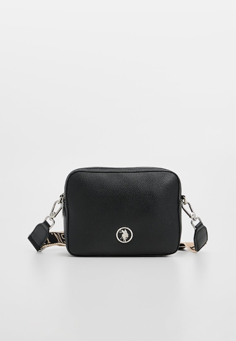 Bolso cruzado de cuero negro con un acabado texturizado, herrajes plateados y una correa ancha y ajustable que presenta un patrón de logo en la parte inferior.