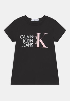 Zwarte katoenen t-shirt met "CALVIN KLEIN JEANS" in het wit en een grote roze "K" graphic. Rond halsgedeelte en korte mouwen.