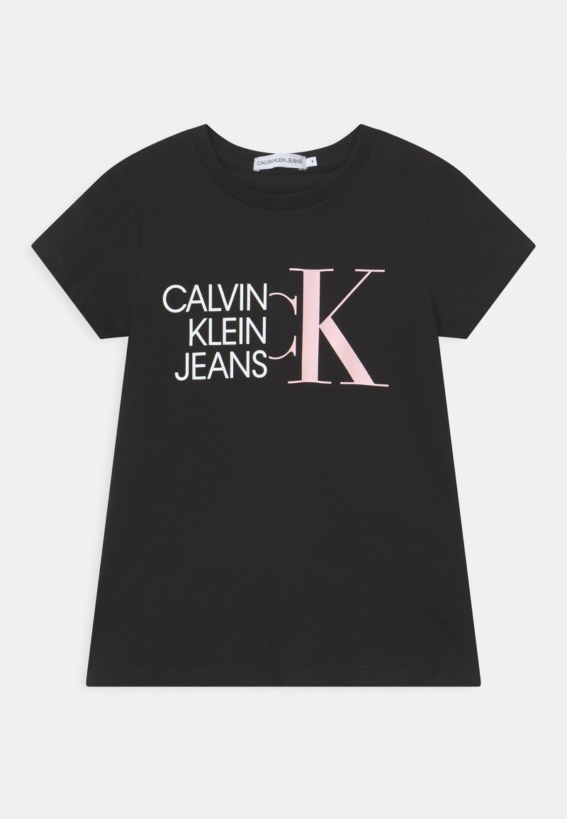 T-shirt en coton noir avec un design graphique texte blanc et rose indiquant "CALVIN KLEIN JEANS CK." Manches courtes avec un col rond.