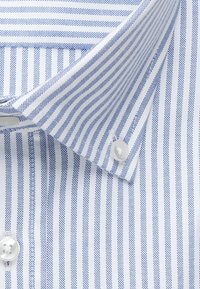 Blauw-wit gestreept overhemd met knoopsluiting en witte knopen in close-up.