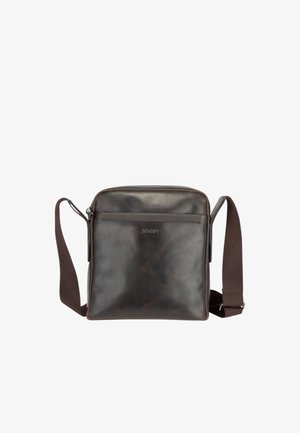 Sac bandoulière en cuir marron foncé avec sangle en tissu réglable et une poche avant plate, embossée d'un petit logo de marque.
