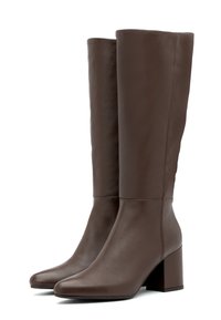 Brązowe, skórzane kozaki do kolan na słupku, o gładkiej fakturze i eleganckim wzornictwie. Kwadratowe noski i minimalne przeszycia jako akcenty.