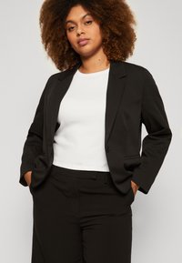 Vero Moda Curve VMCLULA SHORT FITTED - Suknjič - black