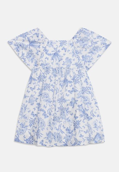 Robe blanche à manches courtes avec un large décolleté carré, présentant un motif bleu floral et papillons sur toute la surface.