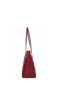 Sac fourre-tout rouge en cuir avec une finition texturée, de forme allongée et deux poignées pour épaules. Présente un sommet resserré pour une fermeture sécurisée.