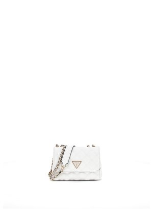 Sac d'épaule en cuir matelassé blanc avec une bandoulière chaîne dorée et un logo triangulaire Guess sur le rabat avant.