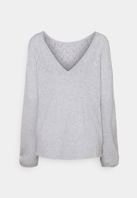 Jasnoszary sweter z długim rękawem, z dekoltem w serek i wzorem w zygzaki wzdłuż dekoltu. Posiada miękką fakturę i luźny krój.