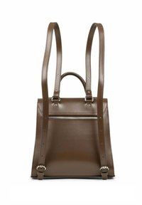 Sac à dos en cuir marron avec des bretelles réglables, une poignée supérieure et une poche extérieure zippée bien visible. Texture lisse et design minimaliste.