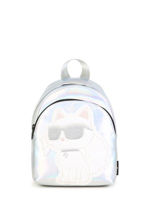 Petit sac à dos argenté brillant avec une poche avant montrant un chat blanc portant de grandes lunettes de soleil scintillantes.