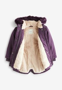 Veste doudoune violette avec doublure en fausse fourrure et capuche, dotée d'une fermeture éclair et de boutons-pression, ainsi que d'une étiquette intérieure. Texture douce et lisse.