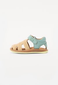 Brune lær sandaler med åpen tå, blå detaljer, borrelåsrem og utskjæringer på sidene. Har en brun strukturert fotseng og en lys gul såle.