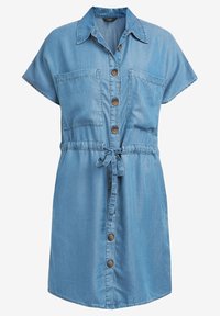 Džínové šaty s límečkem košile, krátkými rukávy, dvěma náprsními kapsami a zapínáním na knoflíky vpředu. Součástí je zavazovací detail v pase a zaoblený spodní lem.