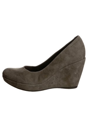 Grå ruskind kilehælssko med rundet tå og glat tekstur. Har en høj, buet kilehæl og et minimalistisk design.