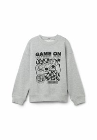 Šedá mikina vyrobená z měkké látky s černým grafikou dvou herních ovladačů a textem "GAME ON." Žebrové manžety a lem.