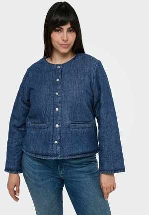 Quilted denimjakke i mørkeblå, med rund halsudskæring, trykknapper, to forlommer og en let forkortet længde.