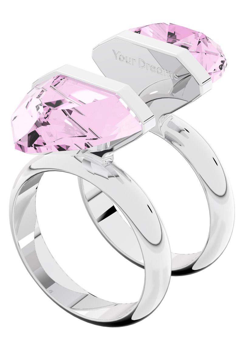 Una coppia di anelli d'argento con grandi gemme rosa e l'incisione "I tuoi sogni" all'interno di uno degli anelli.