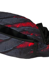 Marsupio in tessuto nero con motivi astratti rossi e blu, superficie testurizzata e chiusura a zip nera.