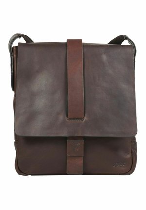 Borsa a tracolla in pelle marrone con chiusura a patta, tracolla regolabile e dettagli in rilievo sul davanti. Texture liscia, forma rettangolare.