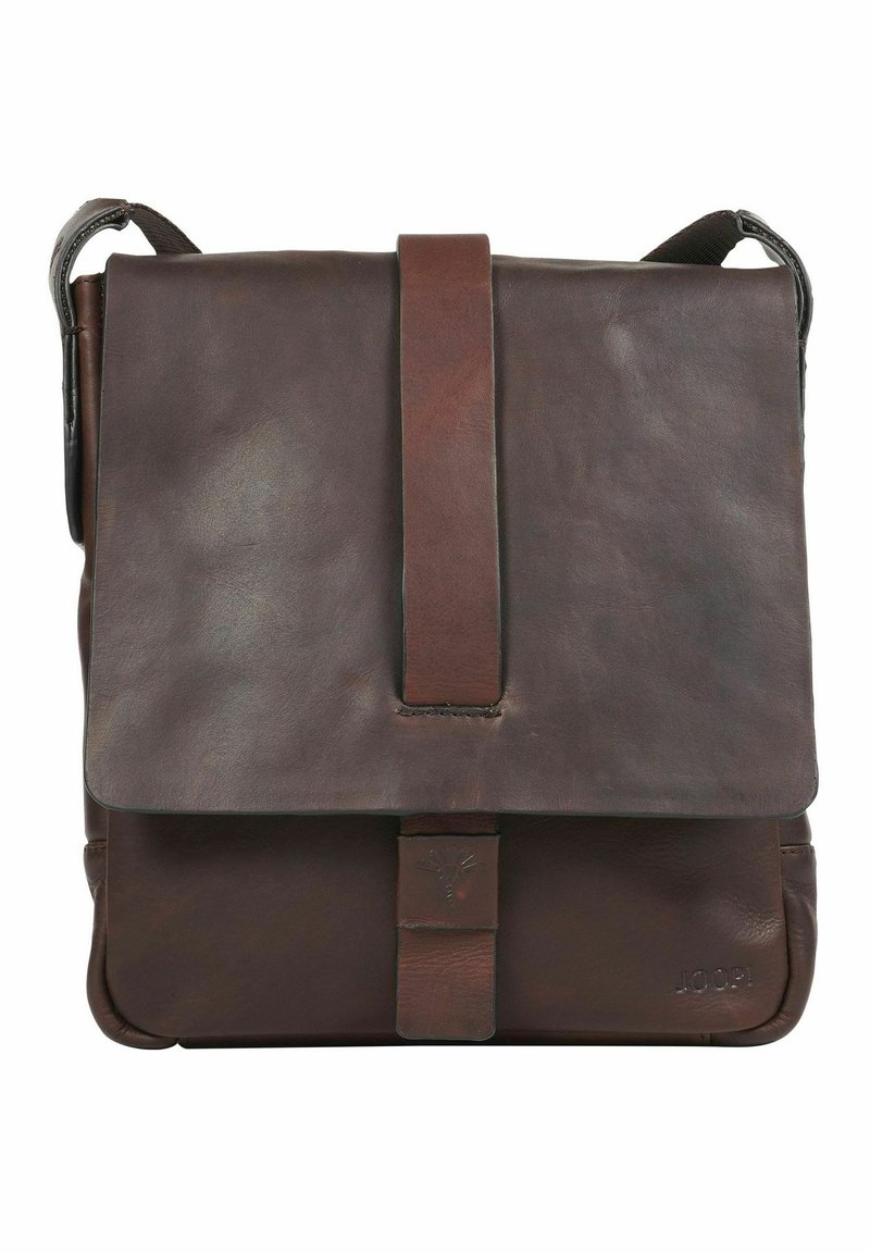 Borsa a tracolla in pelle marrone con chiusura a patta, tracolla regolabile e dettagli in rilievo sul davanti. Texture liscia, forma rettangolare.