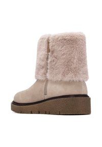 Botas de tobillo de ante beige con un cálido cuello de piel sintética, cremallera lateral, suela de plataforma texturizada y un agarre de tracción robusto. Apariencia suave y acogedora.