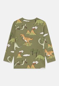 Pitkähihaista vihreää puuvillapaitaa, jossa on dinosaurustulostus. Paidassa on erilaisia dinosauruksia, puita, pilviä ja vuoria värikkäissä kuvioissa.