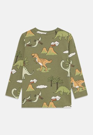 Olijfgroen shirt met lange mouwen, bedrukt met een speelse dino en vulkaan in verschillende kleuren, gemaakt van zacht katoen.