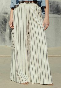Next STRIPED SUPER WIDE - Pantalon classique - ecru