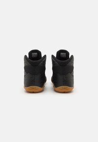 Zwarte sportieve schoenen met een gestructureerde afwerking, een hoge ontwerp, mesh accenten en een gumrubberen buitenzool. Achteraanzicht met een gewatteerde kraag.