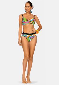 Wielokolorowy strój kąpielowy składający się z skręconego topu bandeau z regulowanymi ramiączkami oraz pasujących, wysokich majtek, obydwa z odważnymi geometrycznymi wzorami.