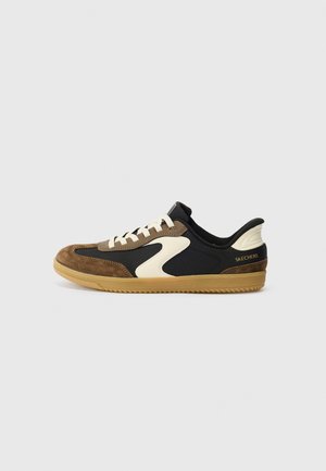 HOTSHOT - Trainers - black/brown