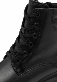 Marco Tozzi - Botki na platformie