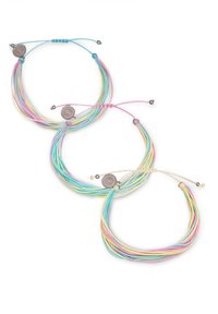 Set di tre braccialetti regolabili con più corde color pastello e accenti metallici, decorati con nodi.