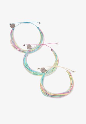 Conjunto de tres pulseras ajustables que presentan múltiples hebras de cordones en colores pastel con acentos metálicos y nudos decorativos.