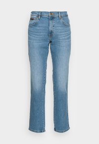 Ljusblå denimjeans med rak passform, fem fickor, bälteshållare och subtila blekningar. Har en knapp-för-knapp gylf och kontrasterande sömmar.