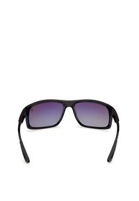 Černé obdélníkové sluneční brýle s gradientními fialovými čočkami, lesklým povrchem a texturovanými černými stranami. Minimalistické logo v levém horním rohu čočky.