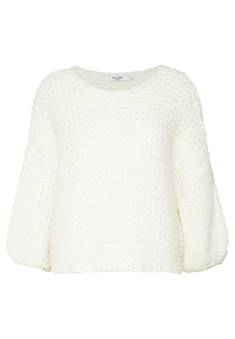 Pull en maille blanche avec une coupe ample et carrée. Il présente un col rond, des poignets côtelés et un motif texturé sur l'ensemble. Texture douce.