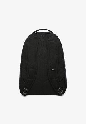 Mochila negra con tirantes ajustables acolchados, tela texturizada, un asa en la parte superior y una pequeña etiqueta de logo en la parte inferior. Diseño simple y funcional.