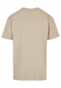 Beige pamut póló, rövid ujjú, klasszikus kerek nyakkivágás, sima textúrájú, egyszerű dizájn, grafika vagy díszítés nélkül.