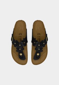 Μαύρα σανδάλια με floral σχέδιο, με υφασμένο καφέ πέλμα και μαύρα λουριά, διακοσμημένα με χρυσά κουμπιά. Καθημερινό σχέδιο που μπαίνει εύκολα στο πόδι.