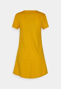Vestido amarelo de manga curta, com decote redondo, forma em A e tecido suave, apresentando um detalhe de costura central nas costas.