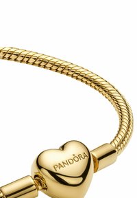 Goldene geflochtene Armbänder mit einem herzförmigen Verschluss, der mit "PANDORA" graviert ist. Glatte Textur mit polierter reflektierender Oberfläche.