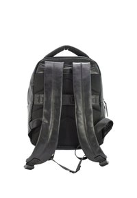 Czarny skórzany plecak z wyściełanymi paskami na ramiona, siateczkowym tylnym panelem, górnym uchwytem i regulowanym bocznym paskiem, widziany od tyłu.