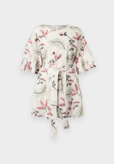 Φλοράλ φόρεμα από ελαφρύ ύφασμα με ροζ και πράσινα φύλλα σε κρεμ φόντο. Μέση με ζώνη που ταιριάζει και φαρδιά μανίκια.